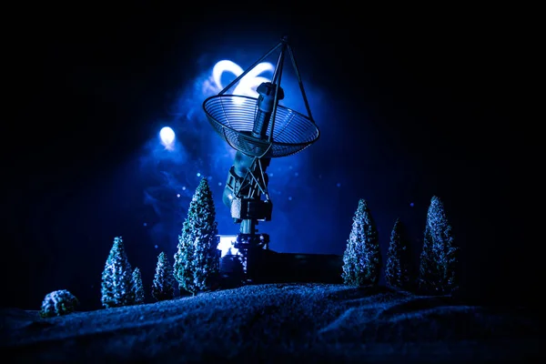 Σιλουέτες δορυφορικά πιάτα ή κεραίες ραδιοφωνικών κατά του νυχτερινού ουρανού. Διαστημικό αστεροσκοπείο. — Φωτογραφία Αρχείου