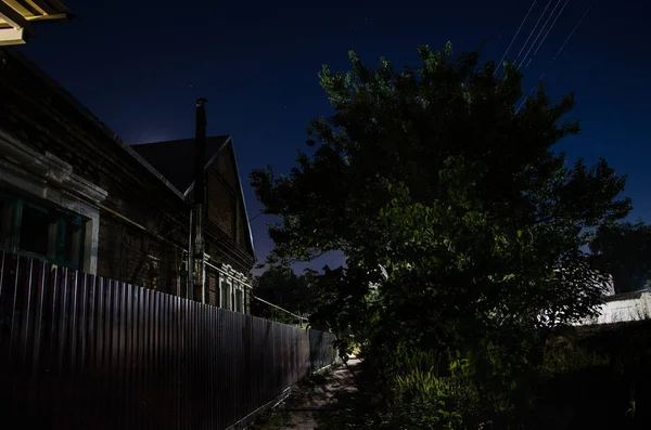 Teliholdas elég falu éjjel. Gyönyörű éjszakai táj óváros utcai fények. Oroszország — Stock Fotó