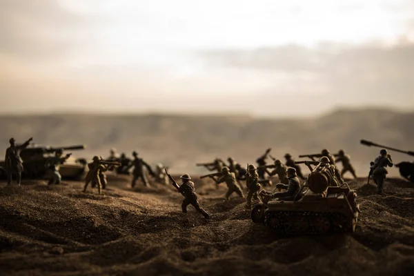 Conceito de Guerra. silhuetas militares lutando cena na guerra nevoeiro céu fundo, — Fotografia de Stock