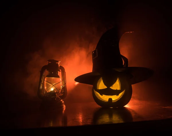 Concetto horror di Halloween. Brucia vecchia lampada ad olio nella foresta di notte. Scenario notturno di una scena da incubo. Focus selettivo . — Foto Stock