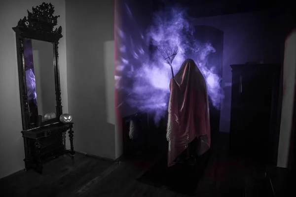 Жахливий силует привида всередині темної кімнати з дзеркалом Страшний ха — стокове фото