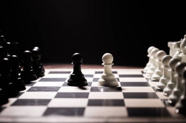 İş fikirleri ve rekabet Satranç tahtası oyun kavramı. Duman ve sis ile karanlık bir arka plan üzerinde Satranç rakamlar.