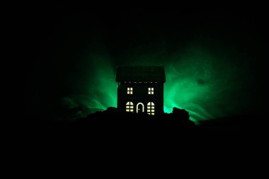 Eski ev gece ormanda bir hayalet veya siste perili korku evi terk etti. Ölü ağaç orman eski mistik binada. Ağaçlar moon ile gece. Gerçeküstü ışıklar.