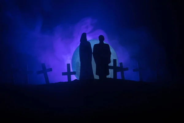 Хэллоуин. Страшная зомби-невеста на ночном кладбище держит тыквенный фонарь . — стоковое фото