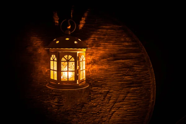 Arabska latarnia ze świecą w nocy dla islamskiego święta. Muzułmańskiego świętego miesiąca Ramadan. Koniec Eid i szczęśliwego nowego roku. — Zdjęcie stockowe
