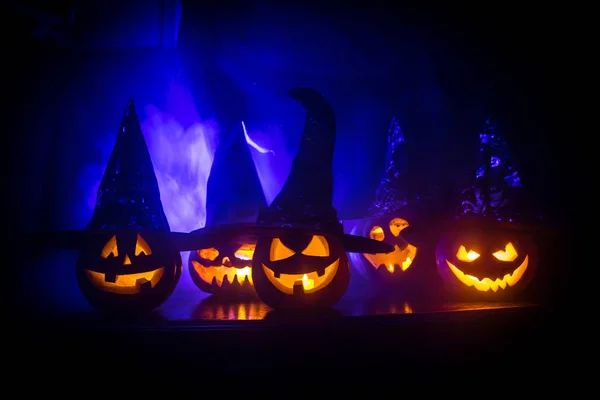 Gruppo di Halloween Jack o Lanterne di notte con uno sfondo rustico scuro nebbioso tonico — Foto Stock