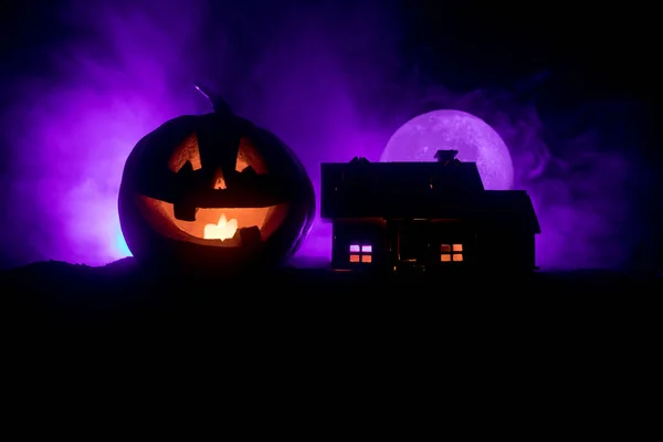 Korkunç gülümseyen yüz ile Halloween kabak Korku görünümü. Ürkütücü bina ile Head jack fener — Stok fotoğraf