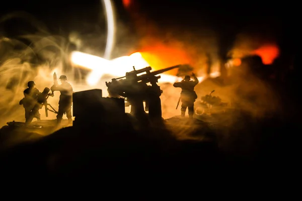 Concepto de guerra. Siluetas militares escena de lucha en el fondo del cielo niebla de guerra, — Foto de Stock