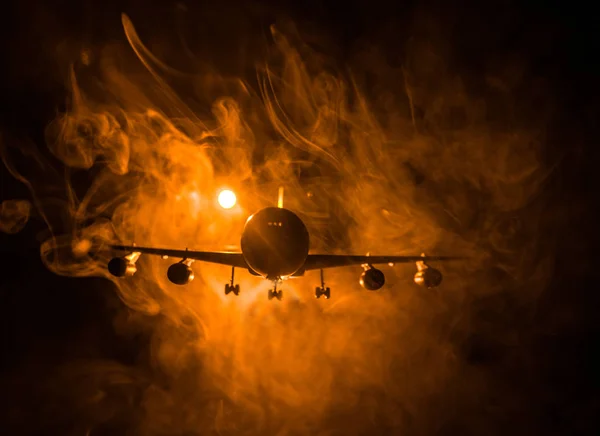 Kunstwerk Dekoration. weiße Passagiermaschine bereit für den Start von der Landebahn des Flughafens. Silhouette von Flugzeugen während der Nacht. — Stockfoto