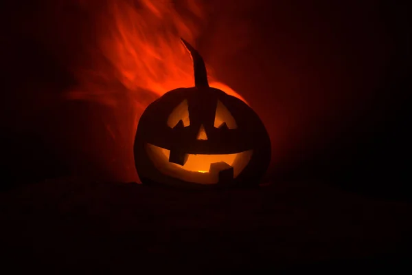 Halloween pumpa leende och scrary ögon för festkväll. Närbild syn på skrämmande Halloween pumpa med ögon glödande inuti på svart bakgrund. — Stockfoto