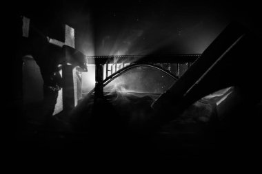 Şehir kıyamet kalıntıları. Felaket etkisi. Gece sahne. Şehir savaşta yok. Yok edilen gökdelenler