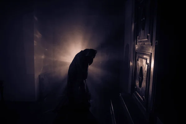 Horror-Silhouette des Geistes in dunklen Raum mit Spiegel beängstigend Halloween-Konzept Silhouette der Hexe in Geisterhaus mit Nebel und Licht auf dem Hintergrund. — Stockfoto