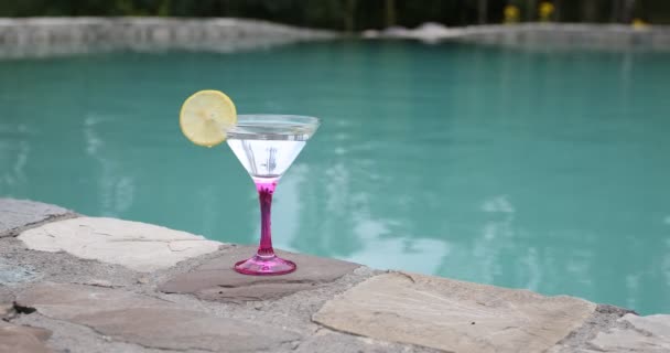 Images Gros Plan Verre Cocktail Debout Bord Piscine — Video