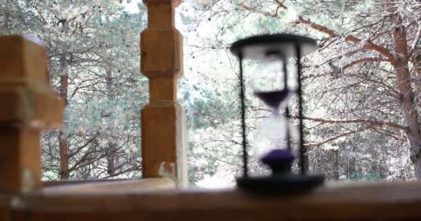 Κοντινό Πλάνο Της Κλεψύδρας Στέκεται Ξύλινο Φράχτη Μπροστά Από Δάσος — Αρχείο Βίντεο