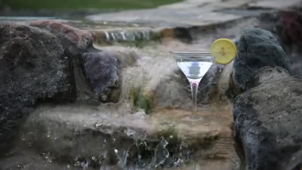 Close Beeldmateriaal Van Een Glas Cocktail Dat Aan Het Zwembad — Stockvideo