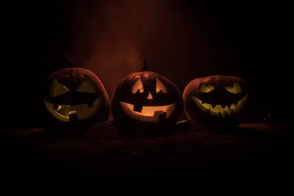 Gruppe von Halloween Jack o Laternen in der Nacht mit einem rustikalen dunklen nebelfarbenen Hintergrund — Stockfoto