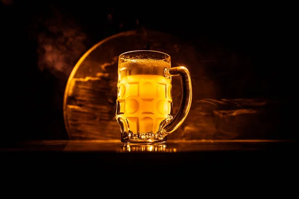 Tvůrčí koncept. Pivní brýle na dřevěném stolku na tmavém, mlhavé pozadí. — Stock fotografie