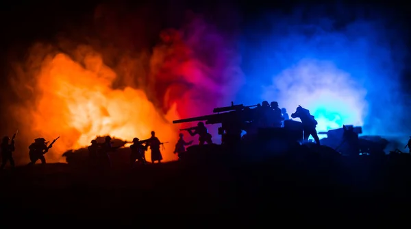 Концепція війни. Військові силуети бойова сцена на фоні військового туману неба , — стокове фото