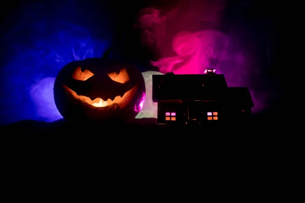 Vue d'horreur de citrouille Halloween avec le visage souriant effrayant. Lanterne à prise de tête avec bâtiment effrayant — Photo