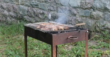 bahçede ızgara üzerinde hazırlık yakın çekim görüntüleri