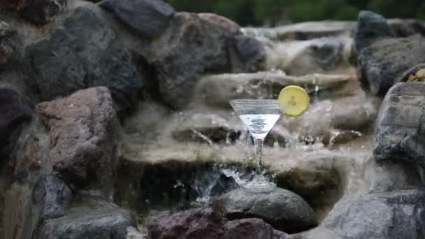 Havuz Kenarında Duran Kokteyl Cam Yakın Çekim Görüntüleri — Stok video