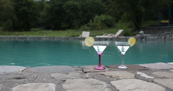 Close Beeldmateriaal Van Een Glas Cocktail Dat Aan Het Zwembad — Stockvideo
