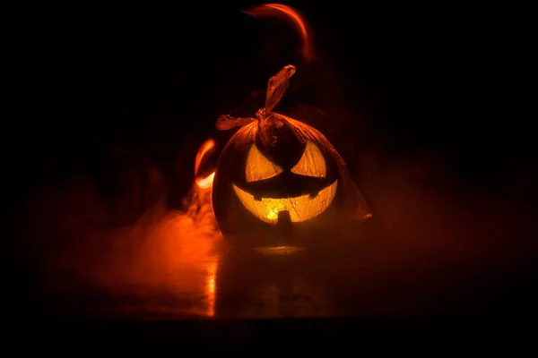 Halloween tök mosoly és a lesivárium szemét fél éjszakát. Közeli kilátás ijesztő Halloween tököt szemmel ragyogó belül fekete háttér. — Stock Fotó