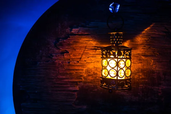 Lanterna árabe com vela à noite para férias islâmicas. Mês sagrado muçulmano Ramadã. O fim do Eid e Feliz Ano Novo . — Fotografia de Stock