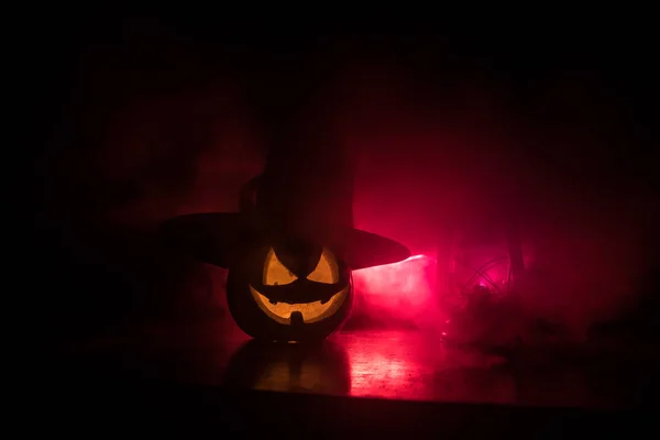 Conceito de Halloween horrível. Queimando lâmpada de óleo velha na floresta à noite. Cenário noturno de uma cena de pesadelo. Foco seletivo . — Fotografia de Stock