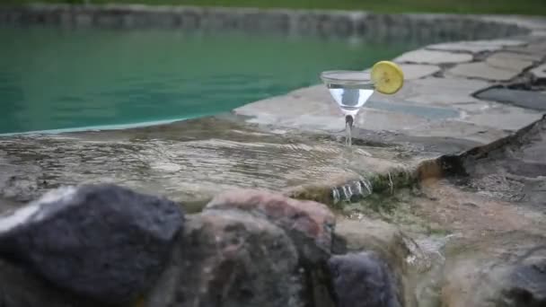 Záběry Těsné Blízkosti Skleněného Koktejlového Skla Straně Bazénu — Stock video