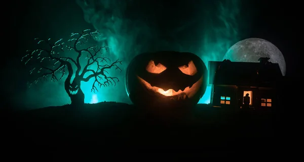 Vista dell'orrore della zucca di Halloween con la faccia sorridente spaventosa. Lanterna jack testa con edificio spettrale — Foto Stock