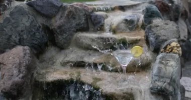 havuz kenarında duran kokteyl cam yakın çekim görüntüleri