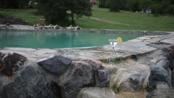 Havuz Kenarında Duran Kokteyl Cam Yakın Çekim Görüntüleri — Stok video