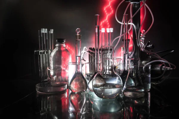 약국 및 화학 테마. 연구 실험실에서 용액으로 유리 플라스크를 테스트하십시오. 과학 및 의학 배경. 어두운 색조 배경에 실험실 테스트 튜브 — 스톡 사진