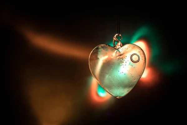 Valentines Day concept. Glas transparant hart op donker. Crystal Heart in het donker, glas hart gloeit, glas schilderen, zwarte achtergrond — Stockfoto