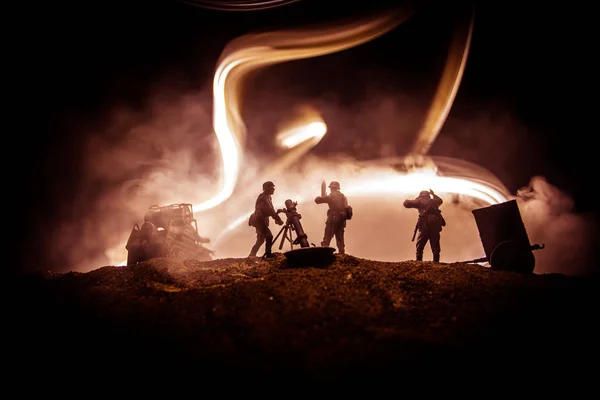 Concepto de guerra. Siluetas militares escena de lucha en el fondo del cielo niebla de guerra, — Foto de Stock