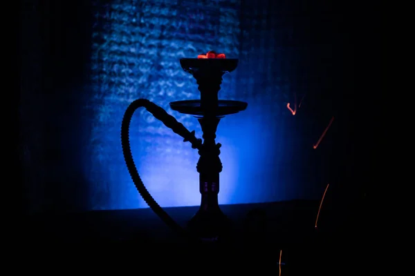 Wasserpfeife mit glühenden Kohlen auf Shisha-Schüssel auf dunklem, nebeligen Hintergrund. stilvolle orientalische Shisha. — Stockfoto