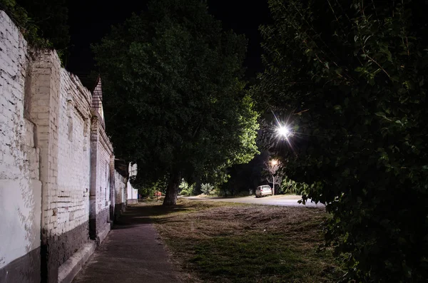 Πανσέληνος πάνω από χωριό τη νύχτα. Όμορφο νυχτερινό τοπίο του δρόμου της παλιάς πόλης με φώτα. Ρωσία — Φωτογραφία Αρχείου