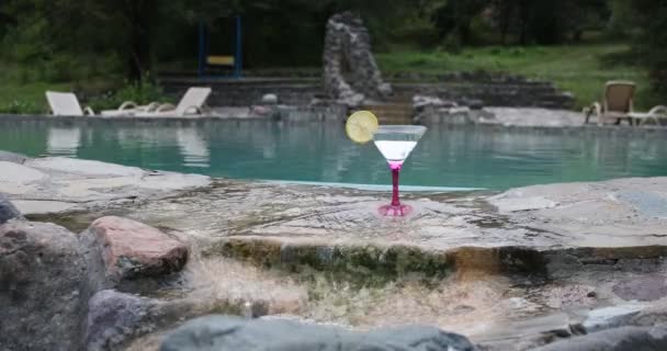 Riprese Ravvicinate Bicchiere Cocktail Piedi Bordo Piscina — Video Stock