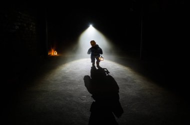 Korkunç bir çocuk hayalet korku sahnesi, ışık ile karanlık sisli arka plan üzerinde korkunç bebek bebek Siluet.