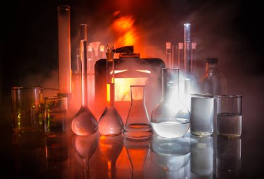 Eczacılık ve kimya teması. Araştırma laboratuvarında solüsyon lu cam şişesi test edin. Bilim ve tıbbi geçmiş. Koyu tonlu arka plan üzerinde laboratuvar test tüpleri