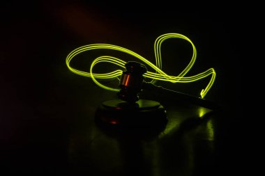 Tahta masa üzerinde hakim ile belge. Hukuk teması. Seçici odaklama