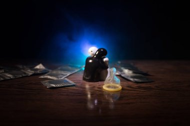 Açık bir kadın prezervatifi, güvenli seks kavramı tutan bir genç güzel kız kapatın. AIDS ve doğum kontrol karşı koruma