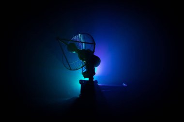 Siluetleri çanak antenler veya radyo antenleri gece gökyüzü karşı. Uzay Gözlemevi.