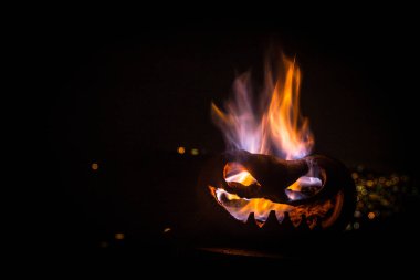 Cadılar Bayramı balkabağı gülümseme ve parti gecesi için scrary gözleri. Siyah arka planda parlayan gözleri ile korkunç Halloween kabak görünümüne yakın.