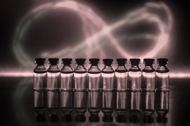 Eczacılık ve kimya teması. Araştırma laboratuvarında solüsyon lu cam şişesi test edin. Bilim ve tıbbi geçmiş. Koyu tonlu arka plan üzerinde laboratuvar test tüpleri