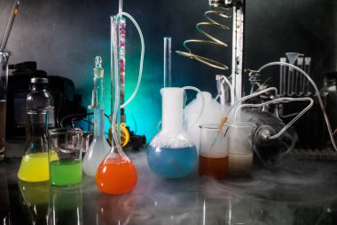 Eczacılık ve kimya teması. Araştırma laboratuvarında solüsyon lu cam şişesi test edin. Bilim ve tıbbi geçmiş. Koyu tonlu arka plan üzerinde laboratuvar test tüpleri