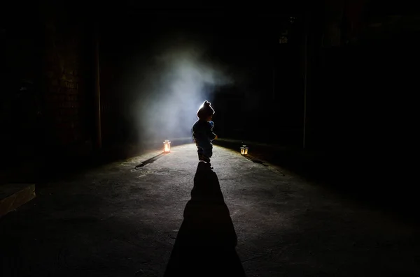 Cena de terror de um fantasma infantil assustador, silhueta de boneca assustadora no fundo nebuloso escuro com luz . — Fotografia de Stock