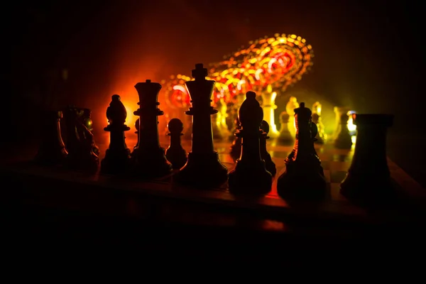 Schachbrettspiel Konzept von Geschäftsideen und Wettbewerb. Schachfiguren auf dunklem Hintergrund mit Rauch und Nebel. — Stockfoto