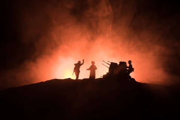 Conceito de Guerra. silhuetas militares lutando cena na guerra nevoeiro céu fundo, — Fotografia de Stock